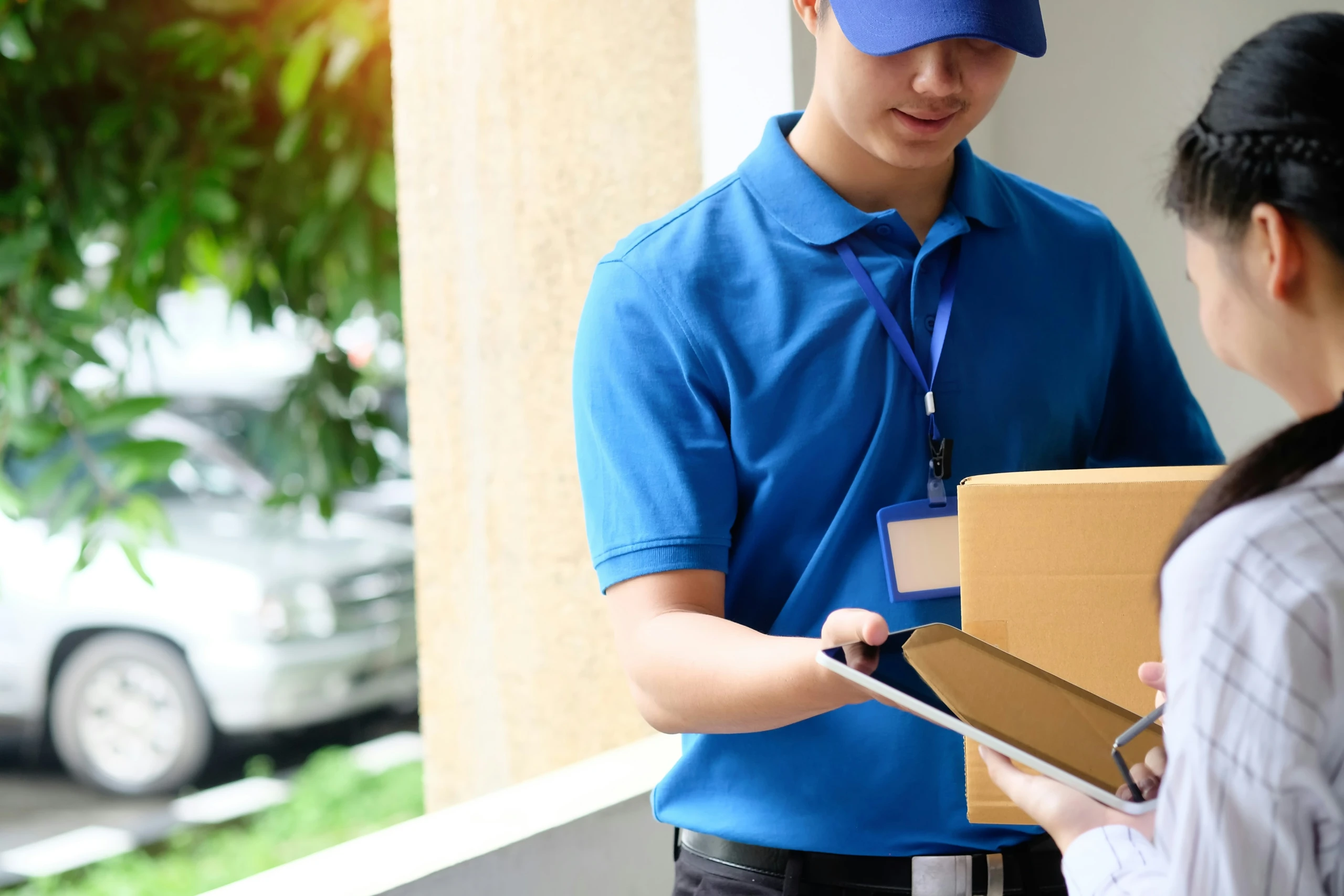 Nhân viên Tủ Mây nhận túi đồ tận cửa